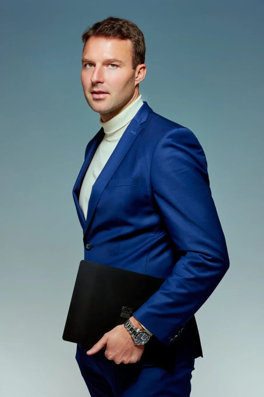 Executive portrait of Simon Harrison, Vice President at CHG-MERIDIAN, in a blue suit, Santa Clara studio